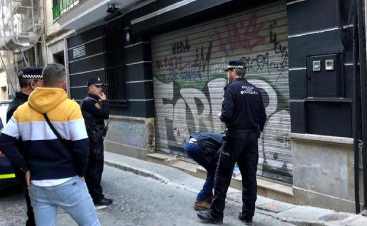 Policías en el lugar donde cayó el bebé.