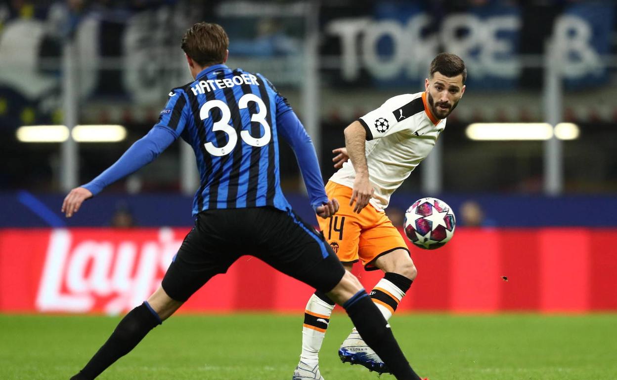 Gayà durante una jugada del partido contra el Atalanta.