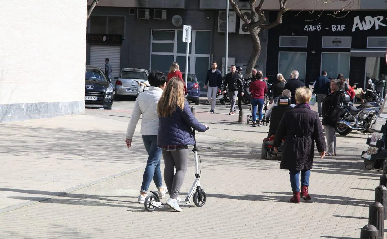 Una joven con un patinete, ayer cerca del Palau de Justícia de Dénia . 