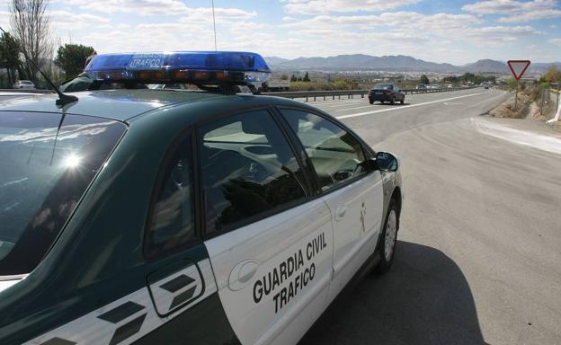 Un vehículo de la Guardia Civil durante un control de velocidad.