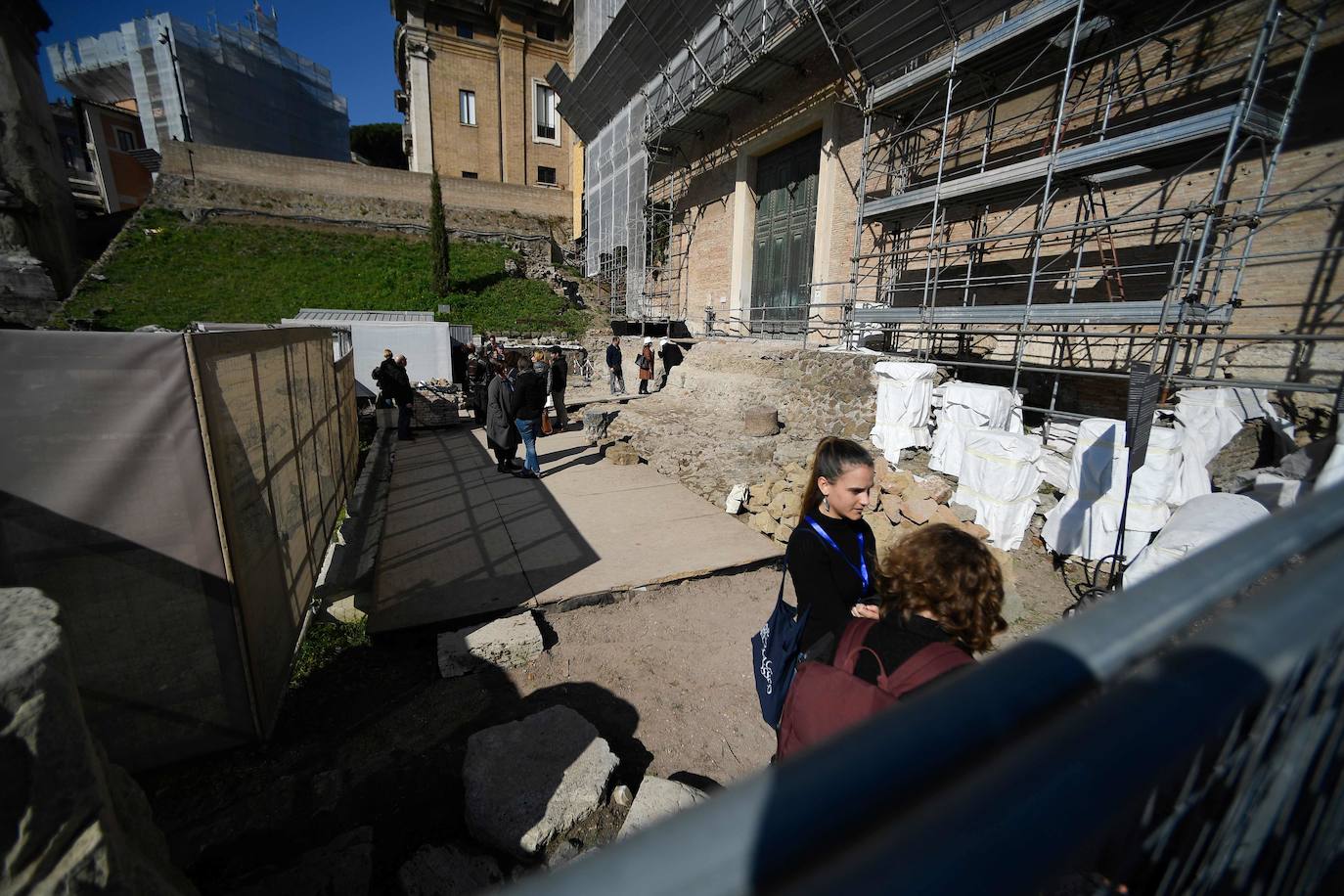 Además del sarcófago, las excavaciones se centran en el área del 'Comitium', que al ser uno de los edificios más antiguos del Foro no ha conservado prácticamente nada, y de la Curia Julia, la sede del Senado más moderna que ha llegado hasta nuestros días, construida por Julio César en el año 44 a.C.