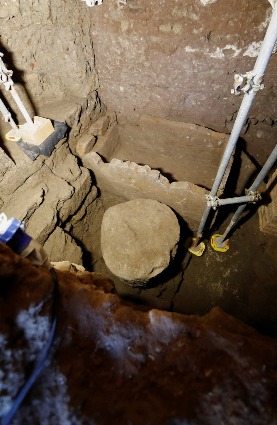 El hallazgo ha sacado a la luz un cilindro de unos 70 centímetros de altura y sarcófago de 1,4 metros de longitud, elaborado con toba volcánica, que, aunque ahora esté vacío, en su descubrimiento original contenía «guijarros, conchas y fragmentos de cerámica», según escribió Boni.