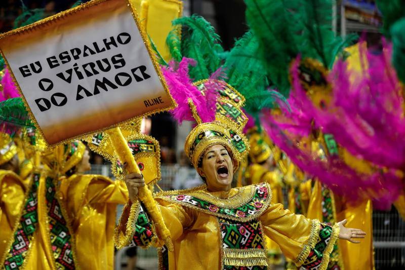 Las escuelas de samba agitaron hoy la ciudad brasileña de Sao Paulo que, ebria de alegría, dio la bienvenida oficial al carnaval con un homenaje a las mujeres, a los negros y a Jesucristo