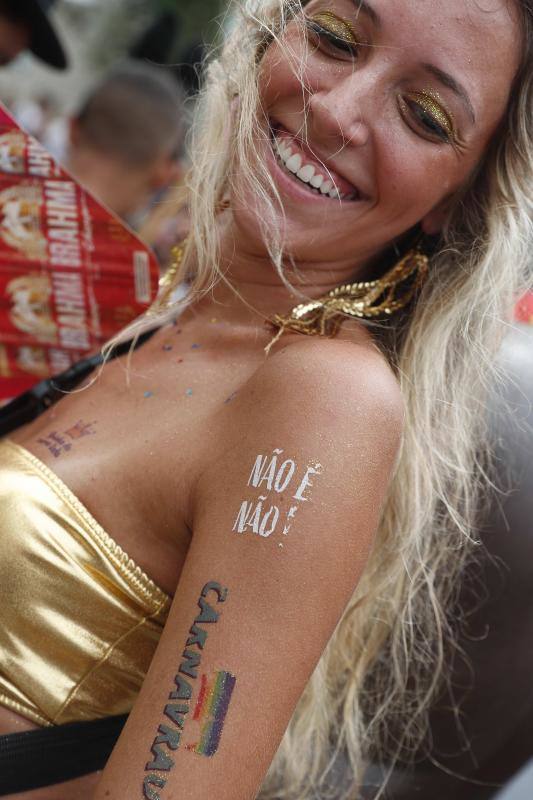 Entre purpurina y cuerpos despampanantes, el viaje del sambódromo continuó la madrugada del sábado e hizo una parada en el Antiguo Egipto, cuyos escritos sirvieron de inspiración a la escuela "Dragoes da Real" para presentar alegorías al humor y la alegría.