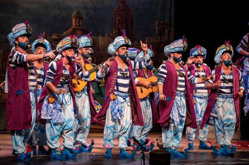 El Concurso Oficial de Agrupaciones Carnavalescas (COAC) que se celebra en el Gran Teatro Falla de Cádiz ha llegado a su fin con la celebración de la Gran Final este viernes. Estos han sido los ganadores: COMPARSAS: 1º Tino Tovar: Oh capitán, my capitán - 2º Martínez Ares: La chusma selecta - 3º Remolino: Los encaidenaos- 4º Jona: Los aislados || CUARTETOS: 1º El cuarteto del more... - 2º Vida y obra de Juan Carlos I, Bajo D - 3º Cari, resiste || CHIRIGOTAS: 1º Los Cadizfornia - 2º No aguantamos más... vamos de impacientes - 3º Los Geni de Cádi - 4º Estrés por cuatro || COROS: 1º La colonial- 2º Tócame- 3º Creaciones S.A. - 4º Al sonar las doce