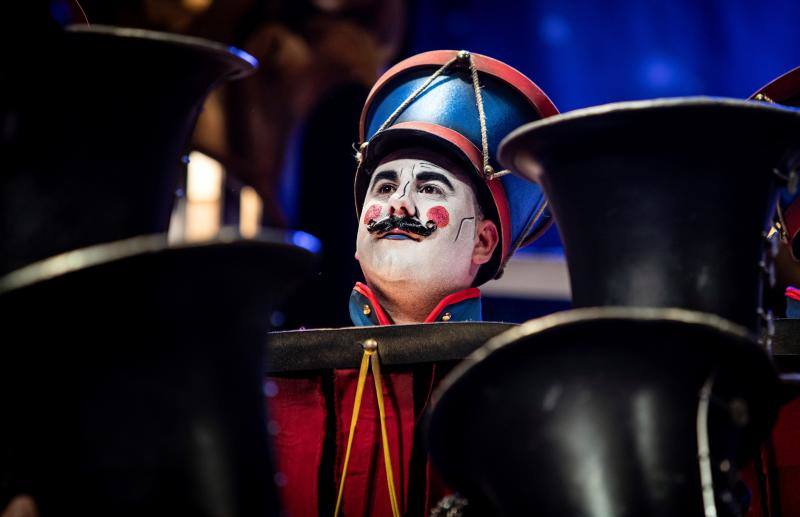 El Concurso Oficial de Agrupaciones Carnavalescas (COAC) que se celebra en el Gran Teatro Falla de Cádiz ha llegado a su fin con la celebración de la Gran Final este viernes. Estos han sido los ganadores: COMPARSAS: 1º Tino Tovar: Oh capitán, my capitán - 2º Martínez Ares: La chusma selecta - 3º Remolino: Los encaidenaos- 4º Jona: Los aislados || CUARTETOS: 1º El cuarteto del more... - 2º Vida y obra de Juan Carlos I, Bajo D - 3º Cari, resiste || CHIRIGOTAS: 1º Los Cadizfornia - 2º No aguantamos más... vamos de impacientes - 3º Los Geni de Cádi - 4º Estrés por cuatro || COROS: 1º La colonial- 2º Tócame- 3º Creaciones S.A. - 4º Al sonar las doce