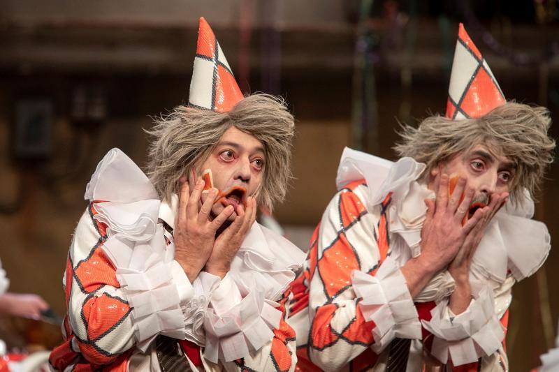 El Concurso Oficial de Agrupaciones Carnavalescas (COAC) que se celebra en el Gran Teatro Falla de Cádiz ha llegado a su fin con la celebración de la Gran Final este viernes. Estos han sido los ganadores: COMPARSAS: 1º Tino Tovar: Oh capitán, my capitán - 2º Martínez Ares: La chusma selecta - 3º Remolino: Los encaidenaos- 4º Jona: Los aislados || CUARTETOS: 1º El cuarteto del more... - 2º Vida y obra de Juan Carlos I, Bajo D - 3º Cari, resiste || CHIRIGOTAS: 1º Los Cadizfornia - 2º No aguantamos más... vamos de impacientes - 3º Los Geni de Cádi - 4º Estrés por cuatro || COROS: 1º La colonial- 2º Tócame- 3º Creaciones S.A. - 4º Al sonar las doce