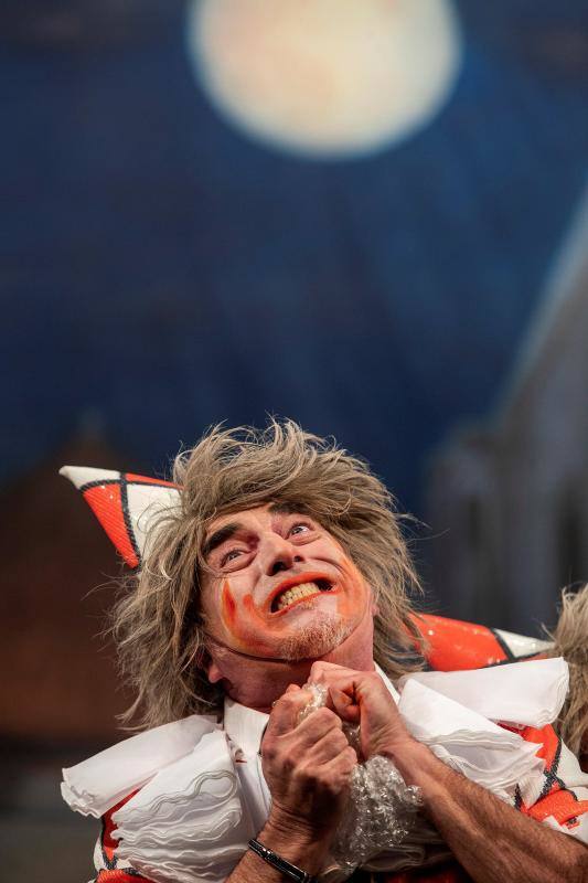 El Concurso Oficial de Agrupaciones Carnavalescas (COAC) que se celebra en el Gran Teatro Falla de Cádiz ha llegado a su fin con la celebración de la Gran Final este viernes. Estos han sido los ganadores: COMPARSAS: 1º Tino Tovar: Oh capitán, my capitán - 2º Martínez Ares: La chusma selecta - 3º Remolino: Los encaidenaos- 4º Jona: Los aislados || CUARTETOS: 1º El cuarteto del more... - 2º Vida y obra de Juan Carlos I, Bajo D - 3º Cari, resiste || CHIRIGOTAS: 1º Los Cadizfornia - 2º No aguantamos más... vamos de impacientes - 3º Los Geni de Cádi - 4º Estrés por cuatro || COROS: 1º La colonial- 2º Tócame- 3º Creaciones S.A. - 4º Al sonar las doce