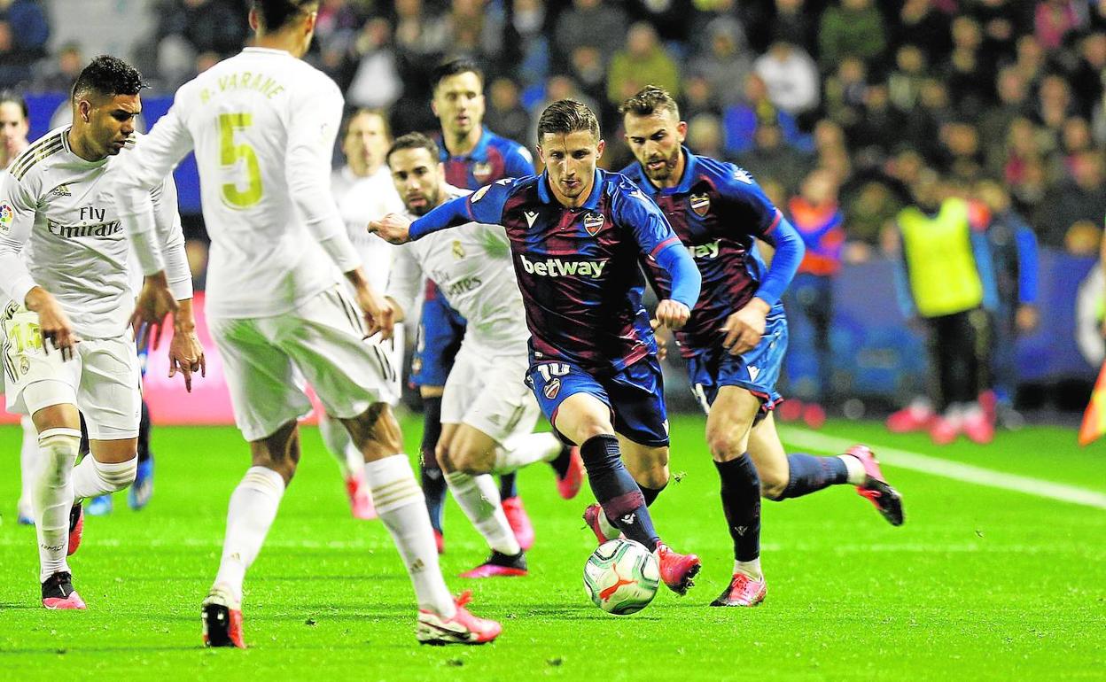 Victoria. Bardhi conduce el balón durante el partido ante el Madrid que acabó con el triunfo levantinista. 