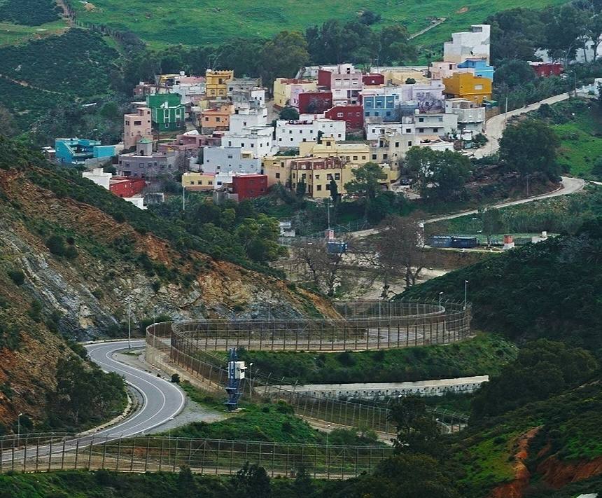 La valla del lado español discurre pegada a la carretera de circunvalación de la frontera, a los pies del monte de García Aldave. Este es uno de los puntos donde históricamente se han registrado más asaltos.