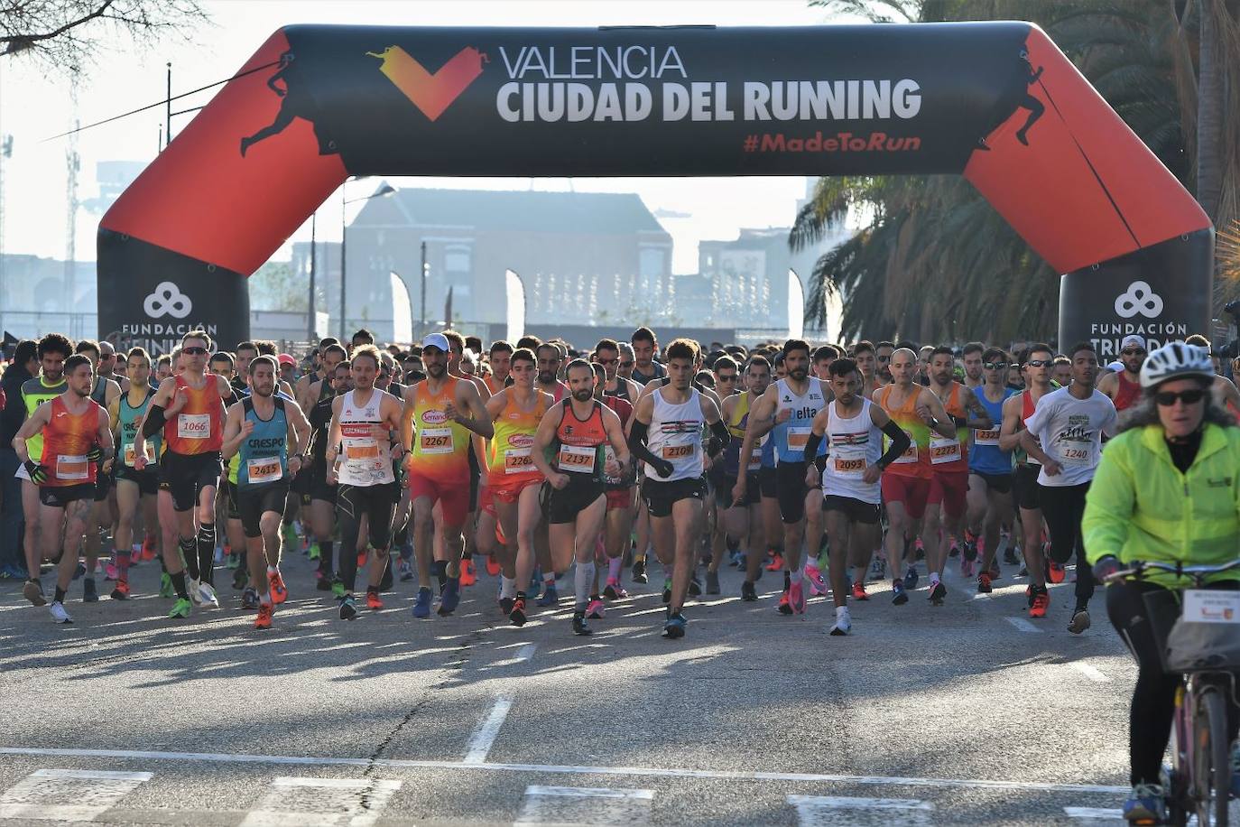 Miles de personas se dan cita en la VI Carrera Never Stop Running 2020 de Valencia con un recorrido de 5 kilómetros por las proximidades de la avenida de Francia.