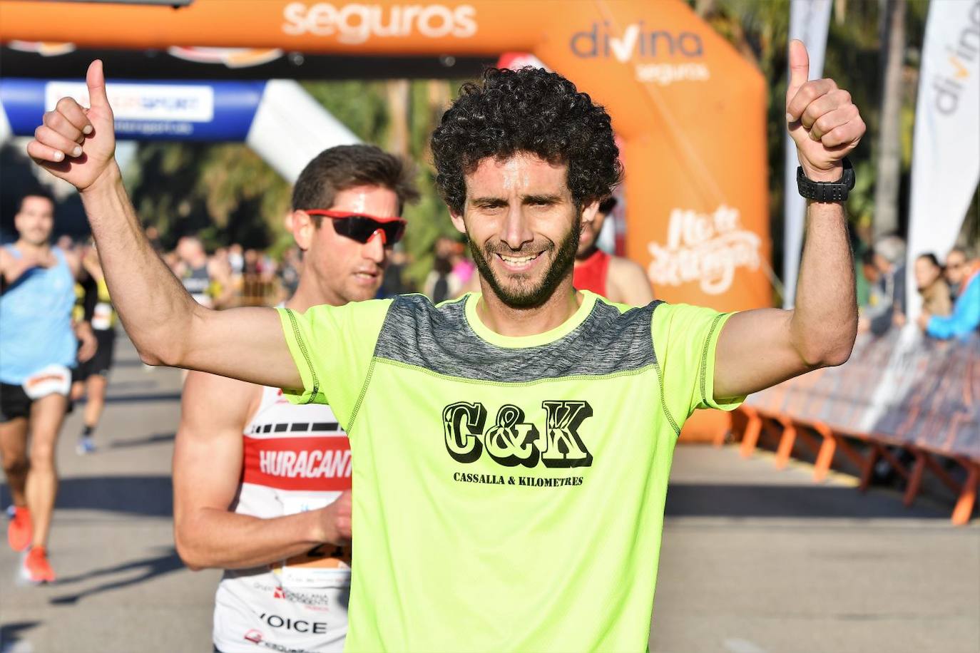 Miles de personas se dan cita en la VI Carrera Never Stop Running 2020 de Valencia con un recorrido de 5 kilómetros por las proximidades de la avenida de Francia.