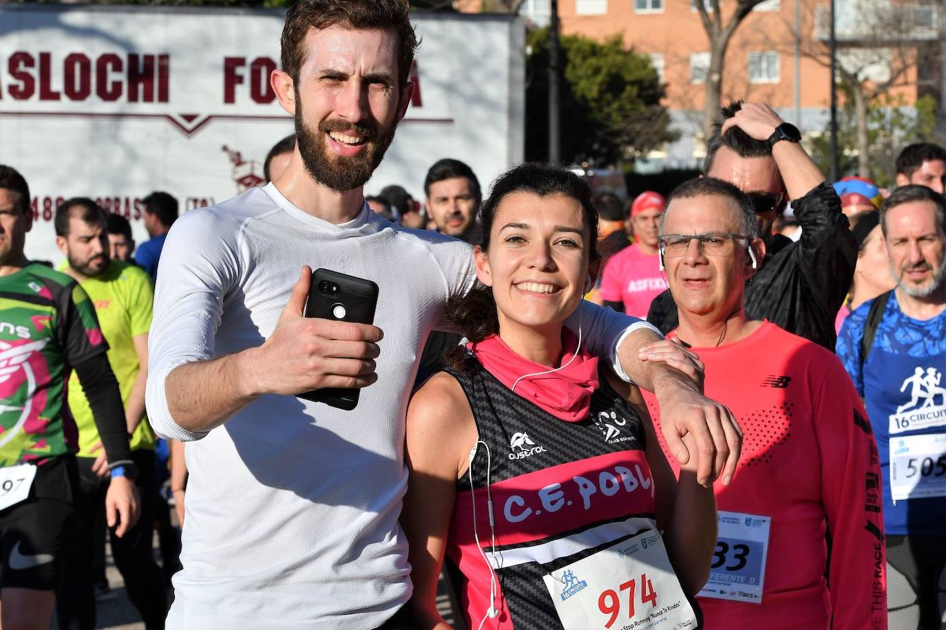 Miles de personas se dan cita en la VI Carrera Never Stop Running 2020 de Valencia con un recorrido de 5 kilómetros por las proximidades de la avenida de Francia.