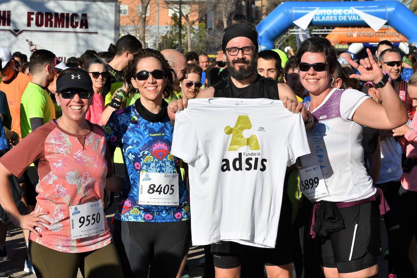 Miles de personas se dan cita en la VI Carrera Never Stop Running 2020 de Valencia con un recorrido de 5 kilómetros por las proximidades de la avenida de Francia.