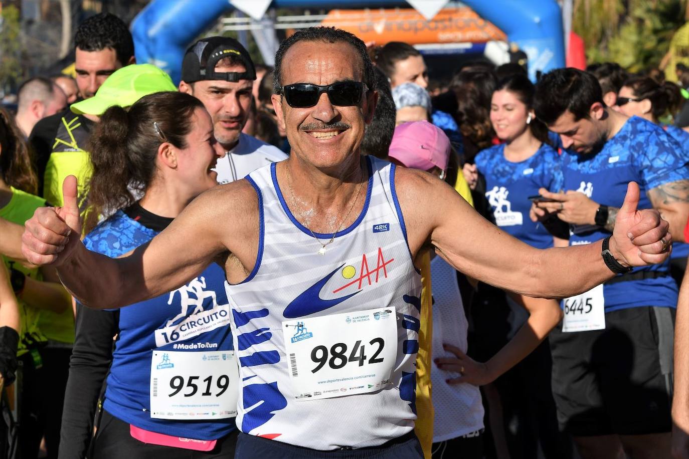 Miles de personas se dan cita en la VI Carrera Never Stop Running 2020 de Valencia con un recorrido de 5 kilómetros por las proximidades de la avenida de Francia.