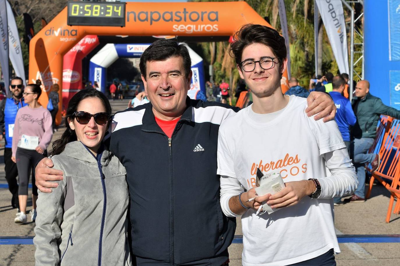 Miles de personas se dan cita en la VI Carrera Never Stop Running 2020 de Valencia con un recorrido de 5 kilómetros por las proximidades de la avenida de Francia.