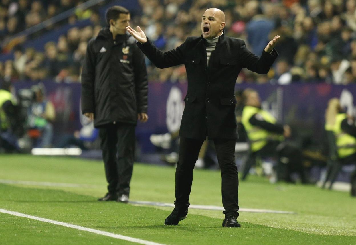 Paco López, durante el partido ante el Real Madrid. jesús signes
