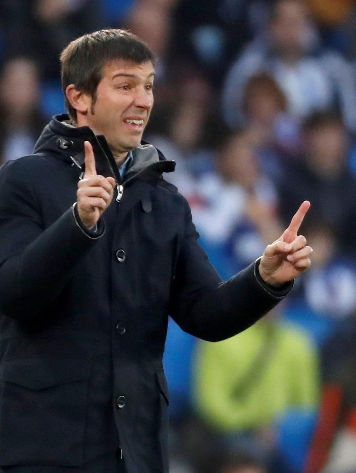 Celades da instrucciones a sus jugadores durante el encuentro ante la Real Sociedad. EFE/ Juan Herrero