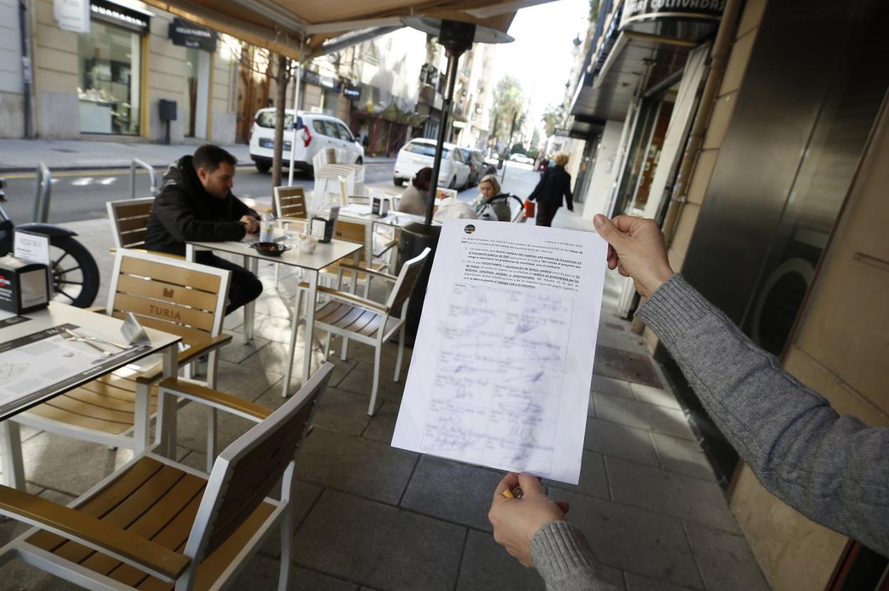 El impreso que envió la asociación de comerciantes y que ya está completo en un bar de Félix Pizcueta, próximo a la calle Colón. Jesús signes 