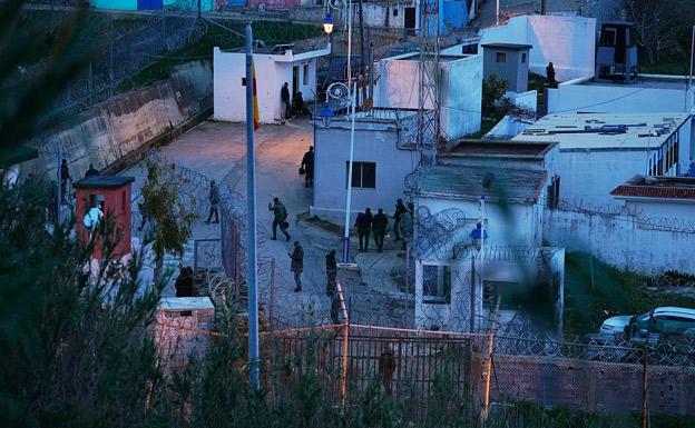 Policías y soldados se agolpan del lado marroquí tras detectarse un intento de asalto a la valla en el sector de Benzú por parte de un centenar de ilegales.