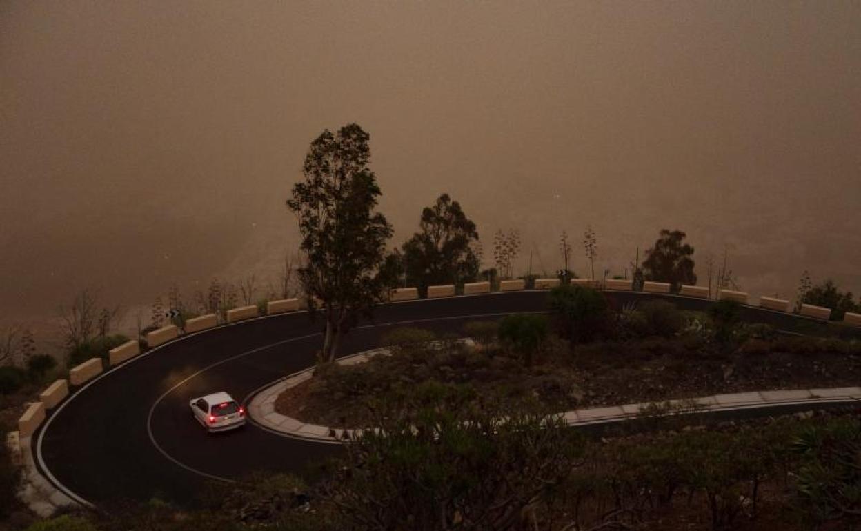 Calima en Canarias | Previsión del tiempo en Canarias: hacia dónde va la calima y cómo afecta al incendio de Tasarte