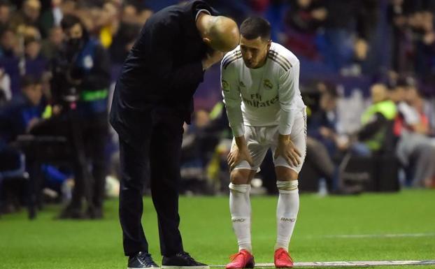 Zidane dialoga con Hazard tras la lesión. 