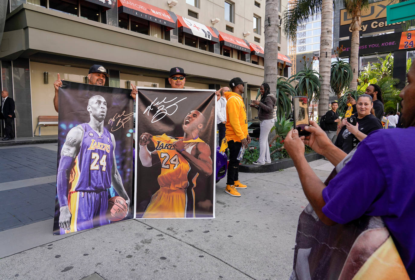 «Cuando Kobe Bryant murió una parte de mí murió»: Michael Jordan resumió el sentimiento de las 20.000 personas, entre celebridades, familiares, amigos y fanáticos del fallecido ídolo de los Lakers, reunidos este lunes en un emotivo tributo en su honor en Los Ángeles. Bryant (1978-2020) murió el 26 de enero en un accidente de helicóptero junto a su hija de 13 años y otras siete personas. Desde entonces, murales e improvisados altares se levantaron en la ciudad a la espera de esta ceremonia oficial, que se realiza en el Staples Center, conocido como «la casa que Kobe construyó» y donde ganó cinco títulos de la NBA. La fecha del 24 de febrero (24/02) también es simbólica: el 24 fue el número que Bryant vistió durante la segunda parte de la carrera, mientras que el 2 acompañó a su hija Gianna, también basquetbolista, en su corta carrera.