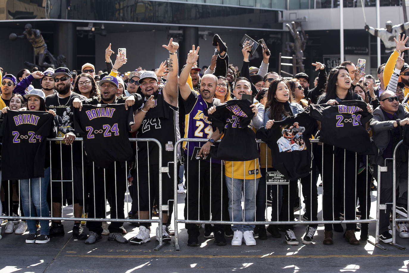 «Cuando Kobe Bryant murió una parte de mí murió»: Michael Jordan resumió el sentimiento de las 20.000 personas, entre celebridades, familiares, amigos y fanáticos del fallecido ídolo de los Lakers, reunidos este lunes en un emotivo tributo en su honor en Los Ángeles. Bryant (1978-2020) murió el 26 de enero en un accidente de helicóptero junto a su hija de 13 años y otras siete personas. Desde entonces, murales e improvisados altares se levantaron en la ciudad a la espera de esta ceremonia oficial, que se realiza en el Staples Center, conocido como «la casa que Kobe construyó» y donde ganó cinco títulos de la NBA. La fecha del 24 de febrero (24/02) también es simbólica: el 24 fue el número que Bryant vistió durante la segunda parte de la carrera, mientras que el 2 acompañó a su hija Gianna, también basquetbolista, en su corta carrera.