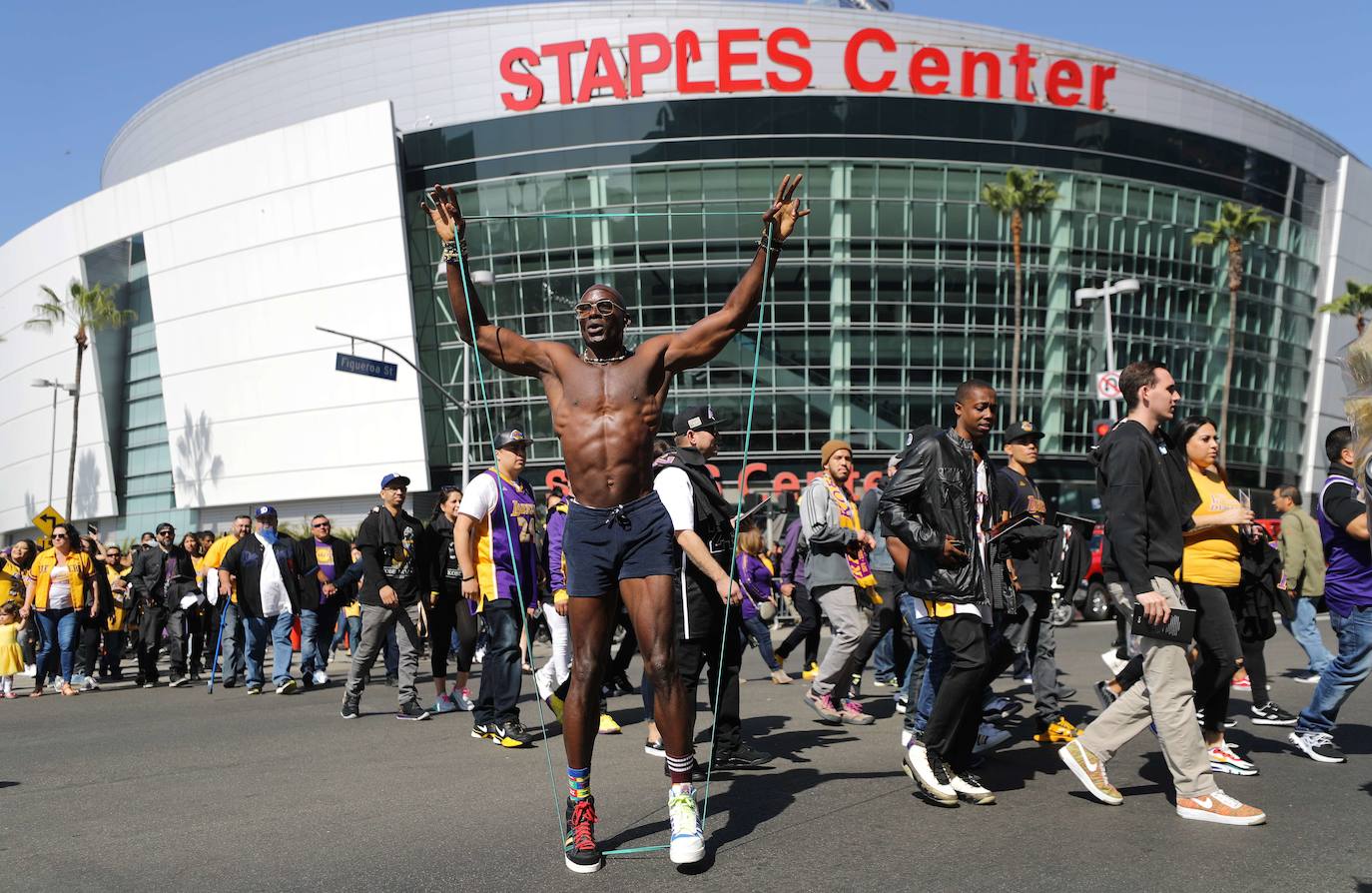 «Cuando Kobe Bryant murió una parte de mí murió»: Michael Jordan resumió el sentimiento de las 20.000 personas, entre celebridades, familiares, amigos y fanáticos del fallecido ídolo de los Lakers, reunidos este lunes en un emotivo tributo en su honor en Los Ángeles. Bryant (1978-2020) murió el 26 de enero en un accidente de helicóptero junto a su hija de 13 años y otras siete personas. Desde entonces, murales e improvisados altares se levantaron en la ciudad a la espera de esta ceremonia oficial, que se realiza en el Staples Center, conocido como «la casa que Kobe construyó» y donde ganó cinco títulos de la NBA. La fecha del 24 de febrero (24/02) también es simbólica: el 24 fue el número que Bryant vistió durante la segunda parte de la carrera, mientras que el 2 acompañó a su hija Gianna, también basquetbolista, en su corta carrera.