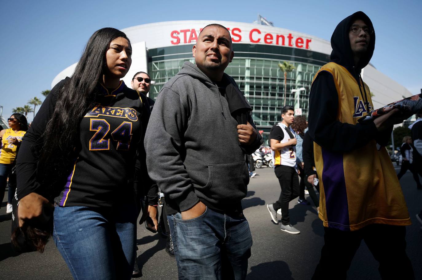 «Cuando Kobe Bryant murió una parte de mí murió»: Michael Jordan resumió el sentimiento de las 20.000 personas, entre celebridades, familiares, amigos y fanáticos del fallecido ídolo de los Lakers, reunidos este lunes en un emotivo tributo en su honor en Los Ángeles. Bryant (1978-2020) murió el 26 de enero en un accidente de helicóptero junto a su hija de 13 años y otras siete personas. Desde entonces, murales e improvisados altares se levantaron en la ciudad a la espera de esta ceremonia oficial, que se realiza en el Staples Center, conocido como «la casa que Kobe construyó» y donde ganó cinco títulos de la NBA. La fecha del 24 de febrero (24/02) también es simbólica: el 24 fue el número que Bryant vistió durante la segunda parte de la carrera, mientras que el 2 acompañó a su hija Gianna, también basquetbolista, en su corta carrera.