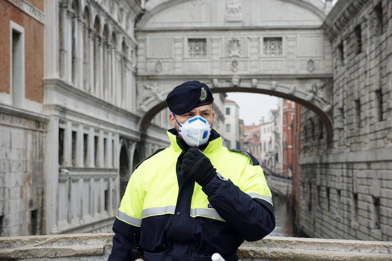 El norte de Italia comienza a aislarse por el brote de coronavirus que, desde este fin de semana, ha disparado el número de afectados. Al menos seis personas han fallecido y más de 200 se han contagiado por la rápida expansión del virus. Los supermercados han sido completamente vaciados y están prácticamente agotados los jabones desinfectantes y las mascarillas. El temor a que la difusión sea mayor ha llevado a las regiones de Piamonte, Lombardía y Véneto a la suspensión de fiestas, eventos, como el carnaval de Venecia, manifestaciones culturales y deportivas. Además, se han cerrado museos, escuelas y universidades. 