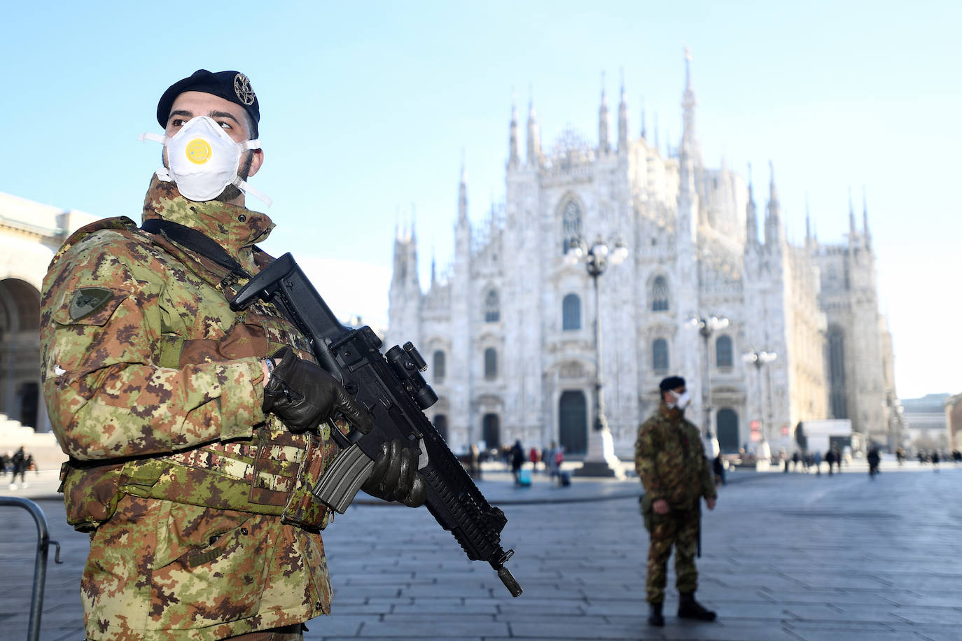 El norte de Italia comienza a aislarse por el brote de coronavirus que, desde este fin de semana, ha disparado el número de afectados. Al menos seis personas han fallecido y más de 200 se han contagiado por la rápida expansión del virus. Los supermercados han sido completamente vaciados y están prácticamente agotados los jabones desinfectantes y las mascarillas. El temor a que la difusión sea mayor ha llevado a las regiones de Piamonte, Lombardía y Véneto a la suspensión de fiestas, eventos, como el carnaval de Venecia, manifestaciones culturales y deportivas. Además, se han cerrado museos, escuelas y universidades. 