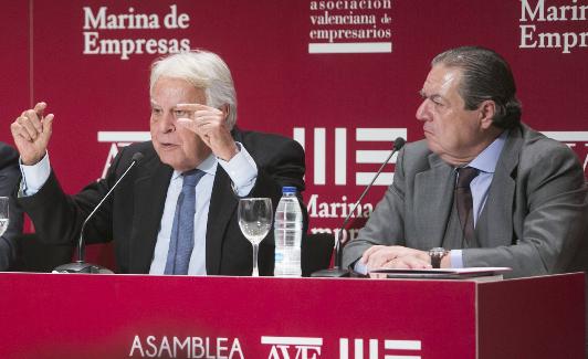 Felipe González, con Vicente Boluda en la asamblea de AVE.