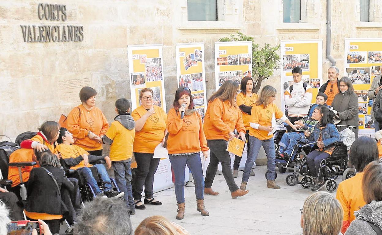 Dependientes y familiares, en una protesta a las puertas de Les Corts.