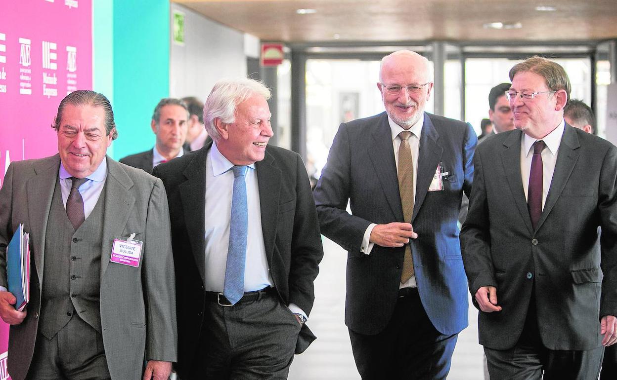 Vicente Boluda, Felipe González, Juan Roig y Ximo Puig, a su llegada a la  asamblea de AVE en Marina de Empresas. 