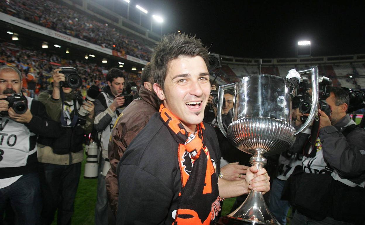 David Villa, en el Vicente Calderón con la Copa del Rey ganada al Getafe en 2008.