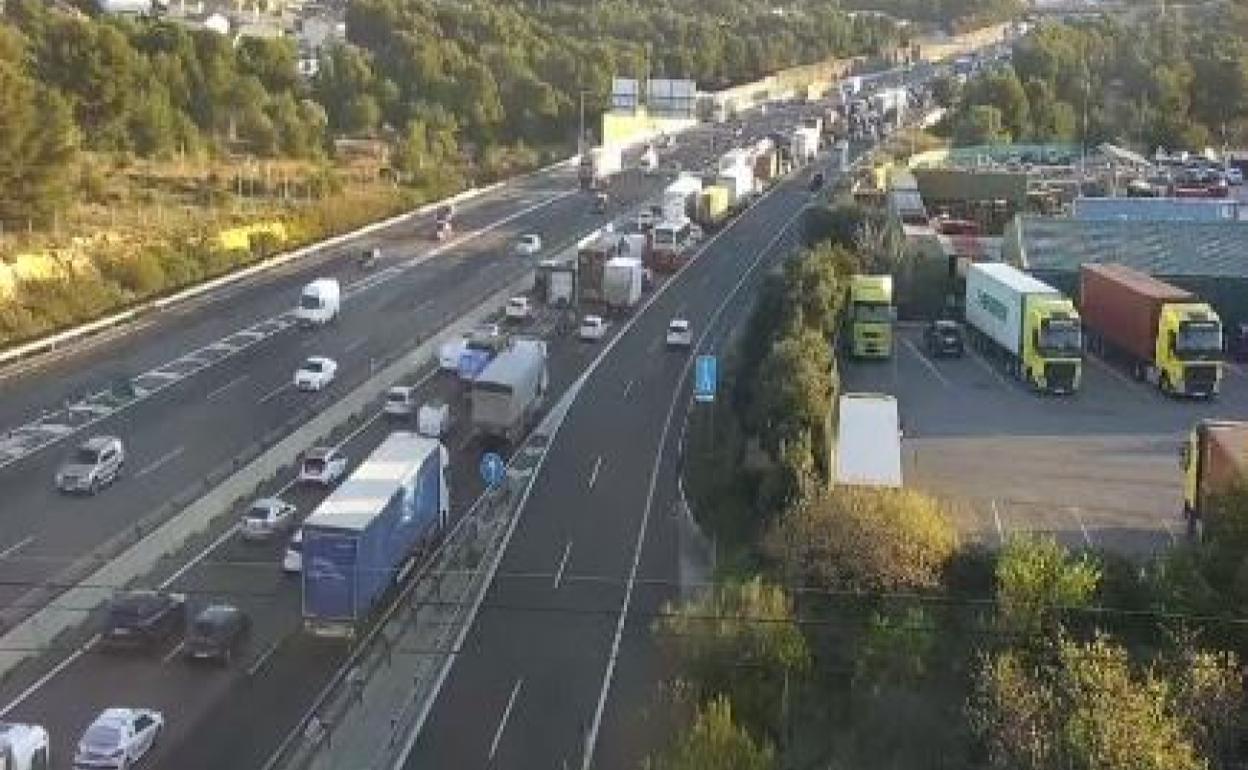 Atasco en la A-7, esta mañana, visto por las cámaras de Tráfico.