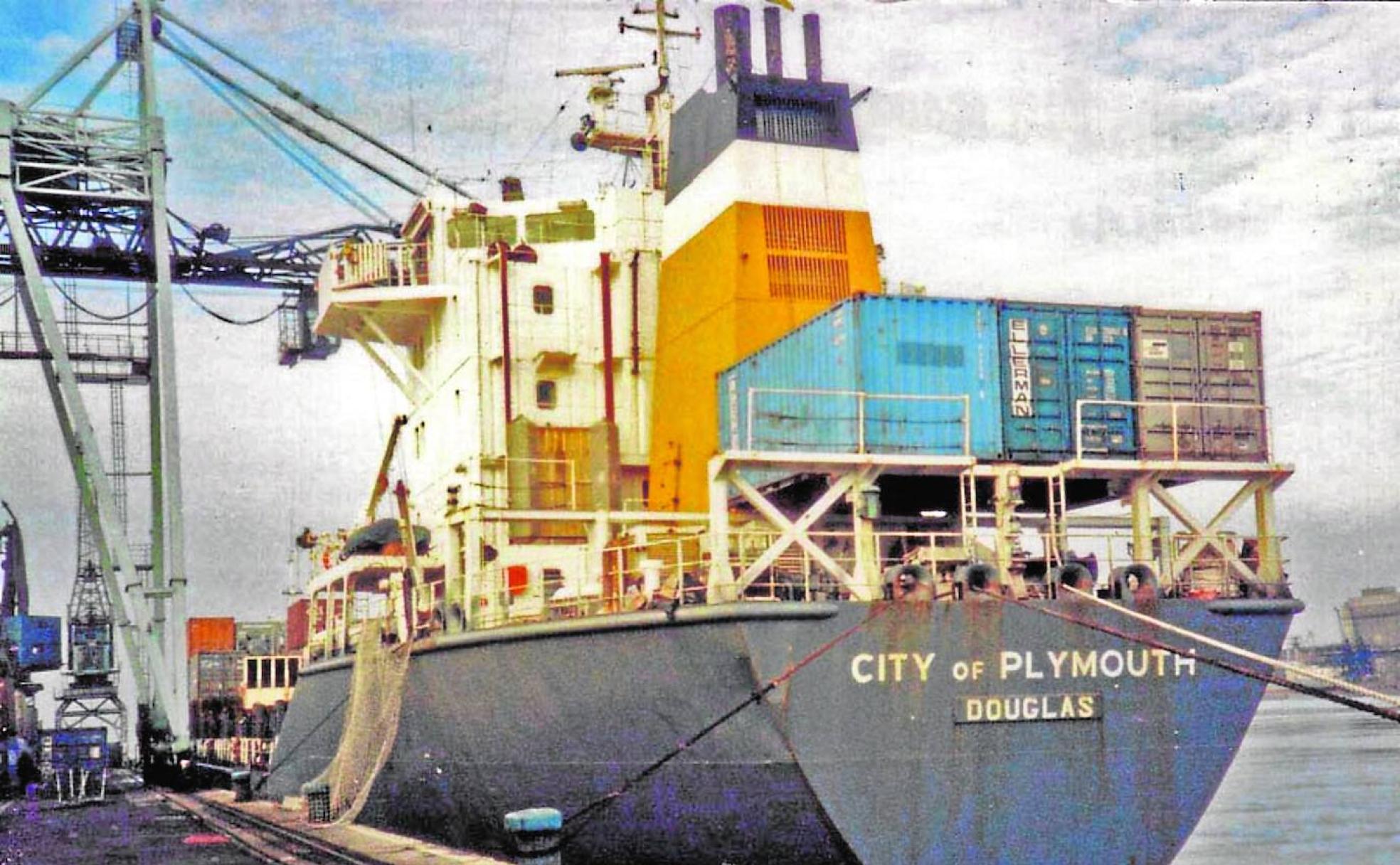 El mercante 'City of Plymouth' atracado en un muelle del puerto de Dublín.