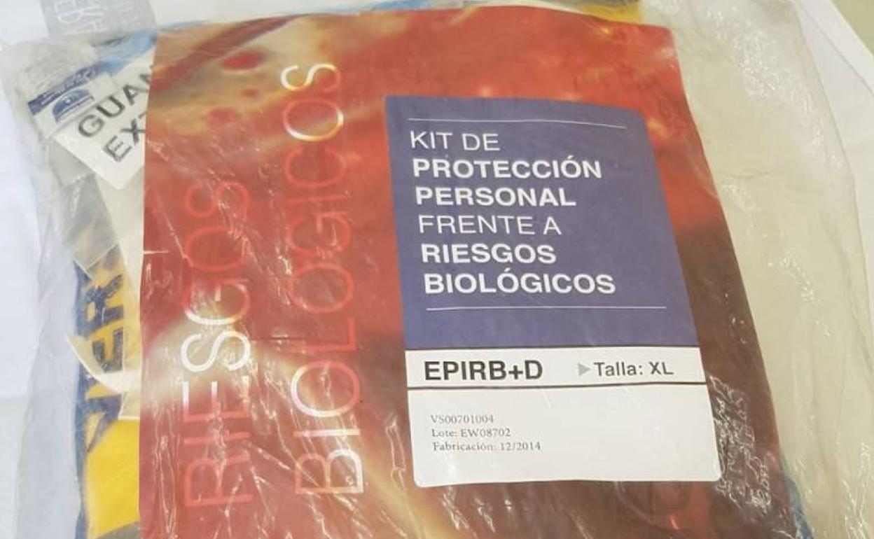 Técnicos de emergencias, con los equipos de protección caducados