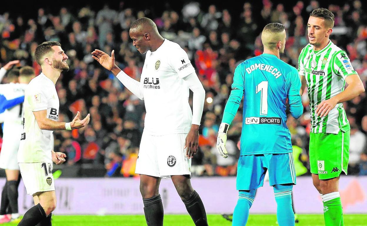 Feddal se saluda con Jaume tras un partido del Valencia con el Betis.