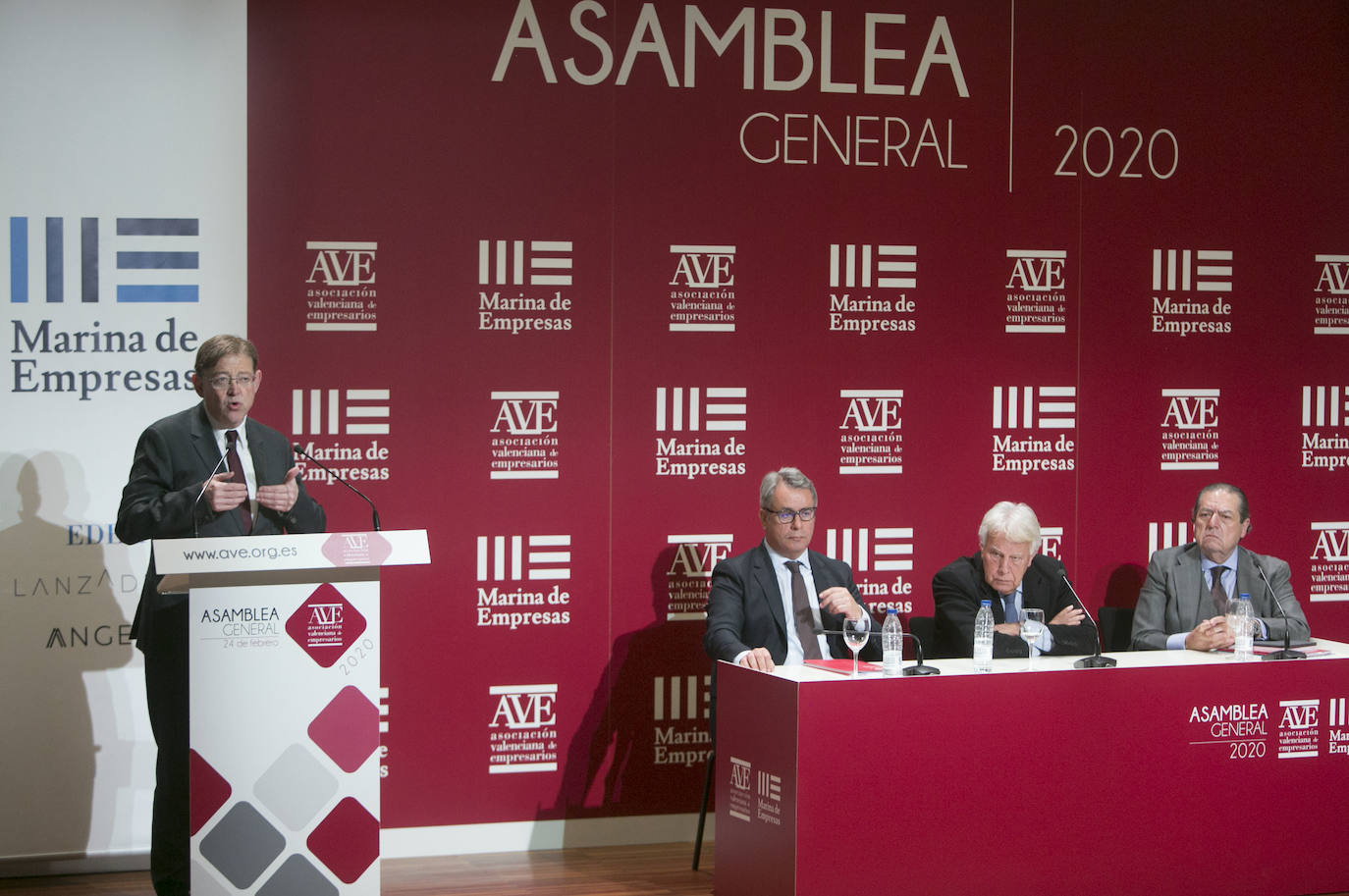 El expresidente del Gobierno Felipe González ha realizado este lunes un llamamiento al «diálogo y al consenso» para frenar la «inestabilidad política» imperante en los últimos cinco años, marcada por el conflicto catalán, y poder solucionar los problemas económicos y acometer las reformas estructurales pendientes. En su ponencia como invitado a la asamblea general de la Asociación Valenciana de Empresarios (AVE), ha expresado su preocupación por los efectos de esa inestabilidad a nivel político y también económico, aunque ha defendido que, en la historia de España, «lo normal siempre ha sido esta situación de incertidumbre y fragilidad institucional» frente a la «anomalía» de los «35 años de previsibilidad y estabilidad» previos.