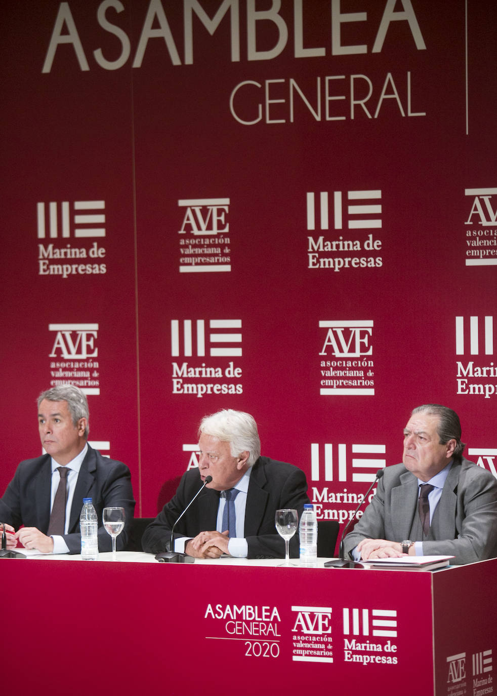 El expresidente del Gobierno Felipe González ha realizado este lunes un llamamiento al «diálogo y al consenso» para frenar la «inestabilidad política» imperante en los últimos cinco años, marcada por el conflicto catalán, y poder solucionar los problemas económicos y acometer las reformas estructurales pendientes. En su ponencia como invitado a la asamblea general de la Asociación Valenciana de Empresarios (AVE), ha expresado su preocupación por los efectos de esa inestabilidad a nivel político y también económico, aunque ha defendido que, en la historia de España, «lo normal siempre ha sido esta situación de incertidumbre y fragilidad institucional» frente a la «anomalía» de los «35 años de previsibilidad y estabilidad» previos.