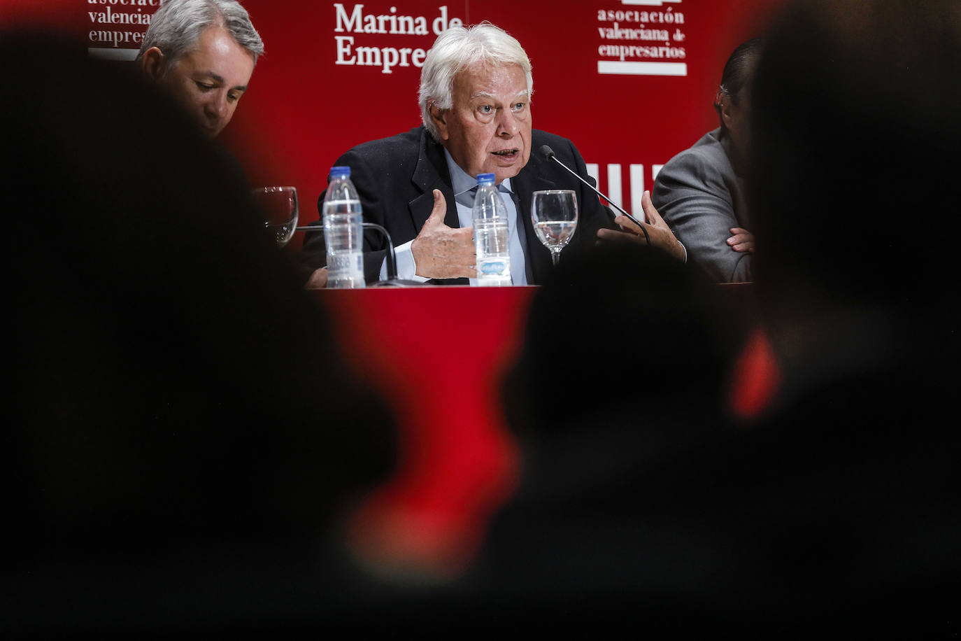 El expresidente del Gobierno Felipe González ha realizado este lunes un llamamiento al «diálogo y al consenso» para frenar la «inestabilidad política» imperante en los últimos cinco años, marcada por el conflicto catalán, y poder solucionar los problemas económicos y acometer las reformas estructurales pendientes. En su ponencia como invitado a la asamblea general de la Asociación Valenciana de Empresarios (AVE), ha expresado su preocupación por los efectos de esa inestabilidad a nivel político y también económico, aunque ha defendido que, en la historia de España, «lo normal siempre ha sido esta situación de incertidumbre y fragilidad institucional» frente a la «anomalía» de los «35 años de previsibilidad y estabilidad» previos.