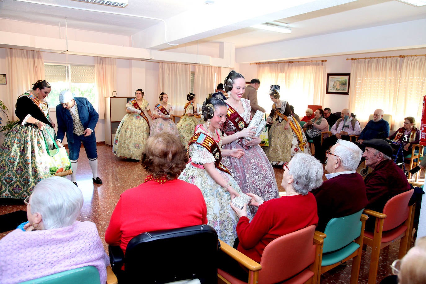 Fotos: Las Fallas de Dénia se preparan con la Exposición del Ninot