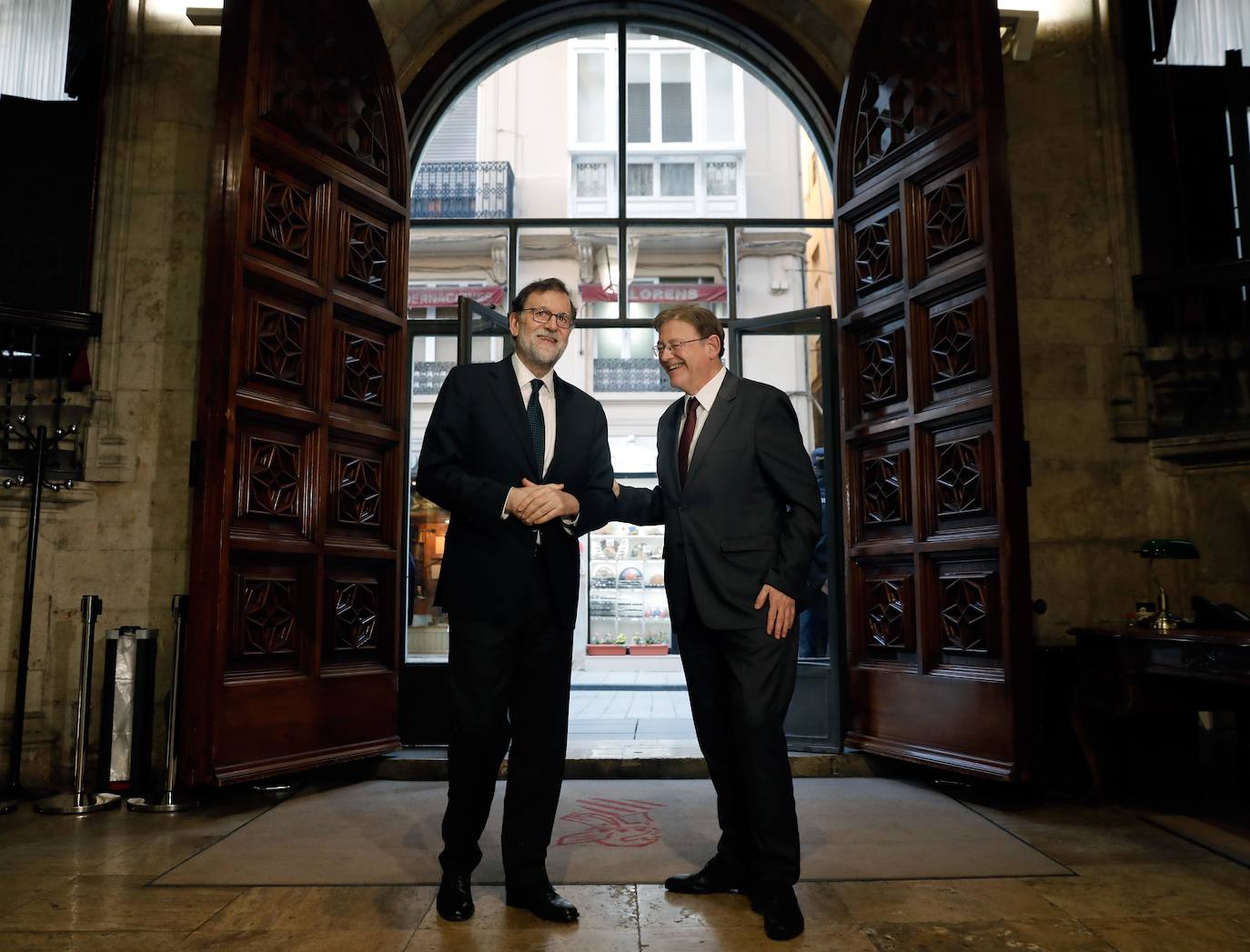 El presidente de la Generalitat Valenciana, Ximo Puig, recibió este en el Palau al expresidente del Gobierno Mariano Rajoy.