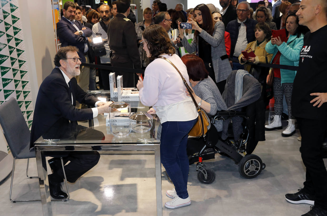 Cientos de personas han podido obtener su ejemplar firmado y hacerse fotos junto al expresidente del Gobierno en El Corte Inglés de Colón