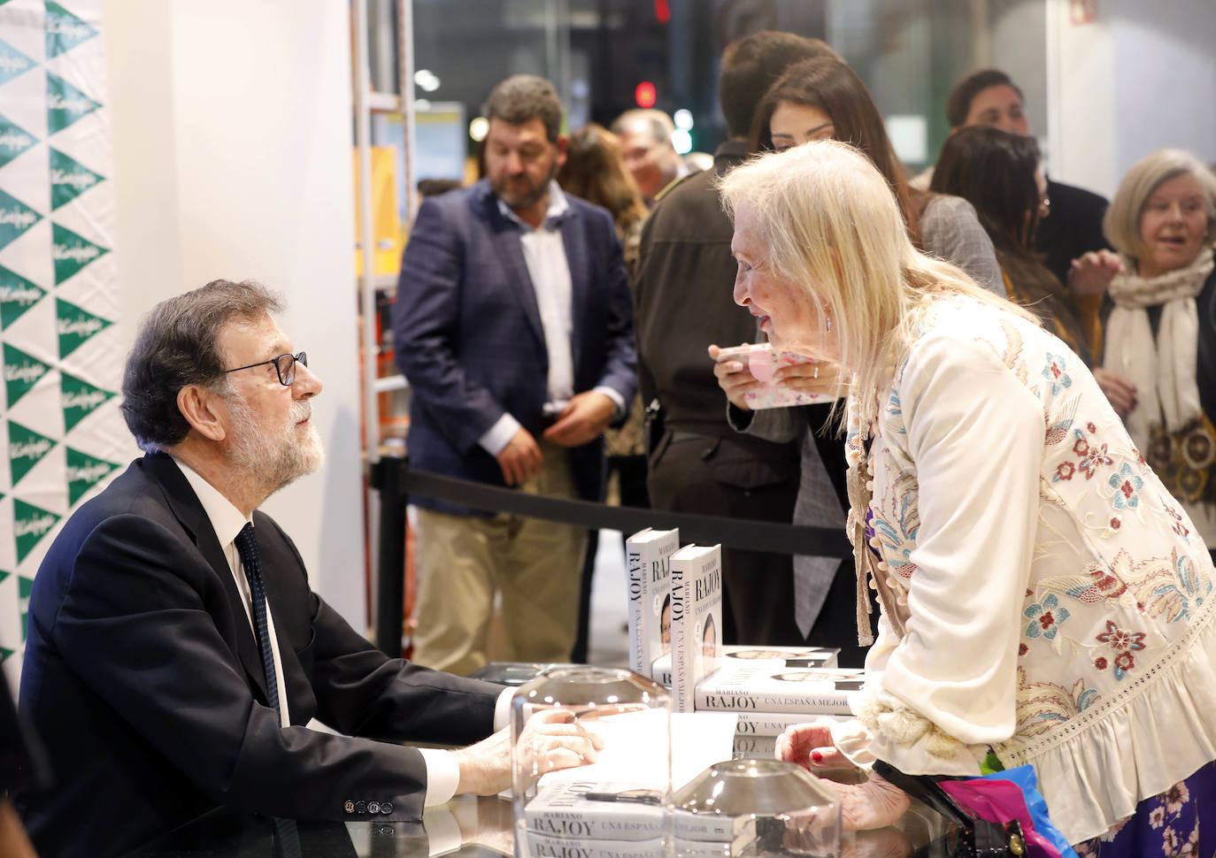 Cientos de personas han podido obtener su ejemplar firmado y hacerse fotos junto al expresidente del Gobierno en El Corte Inglés de Colón