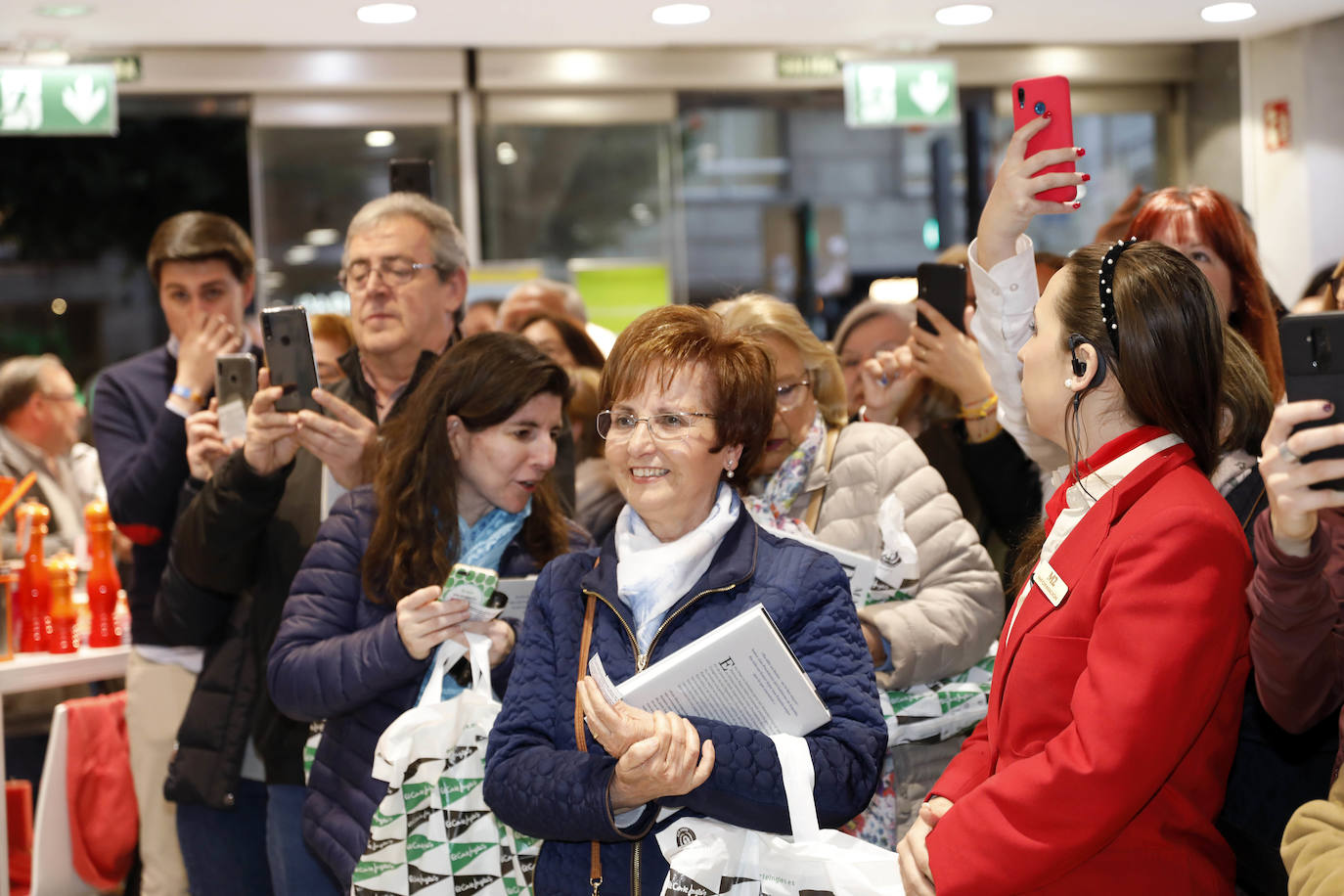 Cientos de personas han podido obtener su ejemplar firmado y hacerse fotos junto al expresidente del Gobierno en El Corte Inglés de Colón