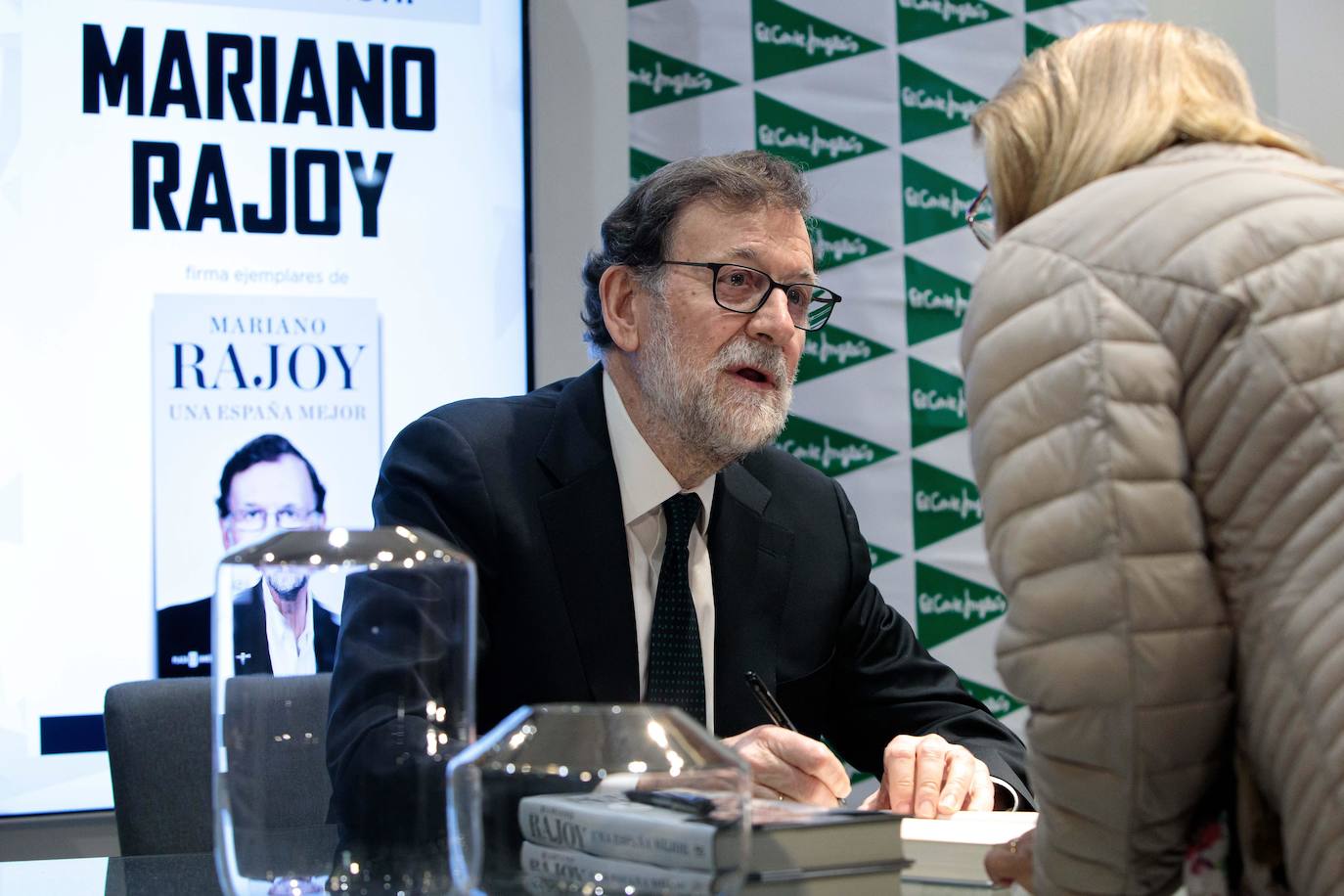 Cientos de personas han podido obtener su ejemplar firmado y hacerse fotos junto al expresidente del Gobierno en El Corte Inglés de Colón