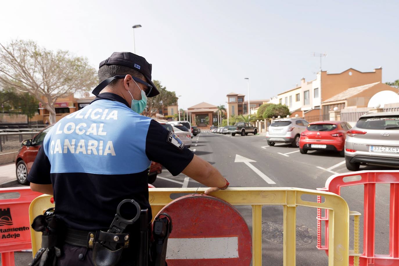 Agentes de la Policía Nacional custodian el establecimiento mientras se realizan controles sanitarios a los huéspedes.